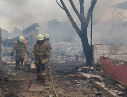 Belasan Lapak Barang Bekas Ludes Terbakar Di Kawasan Bojong Indah Rawa Buaya