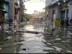 Banjir Rob Hampir Sepekan, Warga Muara Angke Sulit Untuk Buang Air Besar