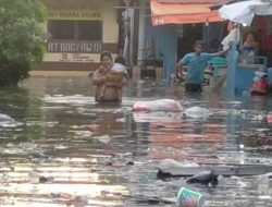 Ketinggian Banjir Rob di Muara Angke Pada Petang Masih Saja Menggenang