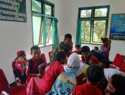 Babinsa Koramil 1806-02/Babo Tanamkan Nasionalisme Sejak Dini Melalui Bimbingan Belajar