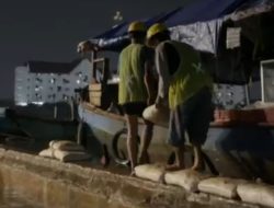 Antisipasi Banjir Rob Pelindo R2 Sunda Kelapa Lakukan Pemasangan Karung