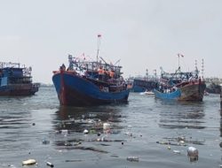 Ratusan Nelayan Muara Angke Sedekah Laut di Acara Nadran