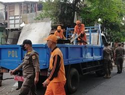 Bangunan Kaki Lima di Atas Saluran Air Jalan Pool PPD Kedaung Kaliangke Jakarta Barat di Tertibkan