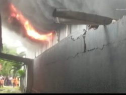 Gudang Spoiler di Jalan Kali Apuran Mangga Ubi Kapuk Cengkareng Kabakaran