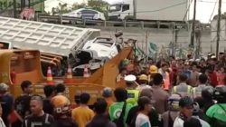 Truk Tronton Alami Kecelakaan Keluar Dari Jalur Tol Serang, Menimpa Beberapa Kendaraan, Telan 1 Korban