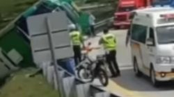 Bus Parwisata Bawa Rombongan Ibu-Ibu Terguling di Exit Tol Pemalang 4 Tewas