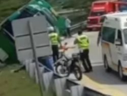Bus Parwisata Bawa Rombongan Ibu-Ibu Terguling di Exit Tol Pemalang 4 Tewas