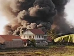 Pabrik Kain Brukat di Kawasan Cicalengka Bandung Timur Terbakar