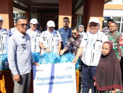 Komisaris dan Direksi BRI Salurkan Ribuan Paket Sembako untuk Warga Sasak Pasbar