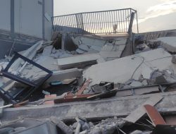 Bangunan Berlantai Dua Dijadikan Parkir Roboh Menimpa 4 Mobil dan 1 Motor