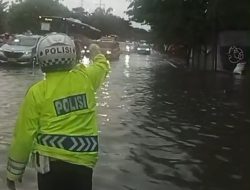 Hujan Guyur Jakarta Genangi Wilayah di Beberapa Ruas Jalan