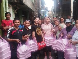 Artis Camelia Putri Bersama Susi Muryani dan amelia Tan Bantu Korban Banjir Di Rawa Buaya Rw 011