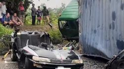 Kontainer Angkut Minyak Goreng Terguling di Karawang Timpa Mobil Sedan Satu Keluarga