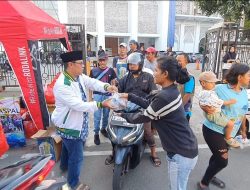Ratusan Paket Takjil Dibagikan Komunitas Goes 45 Bersama Tri Waluyo Anggota DPRD DKI Jakarta kepada Pengguna Jalan di Tanjung Priok.