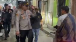 Polsek Sunda Kelapa Melaksanakan Patroli Jalan Kaki di Muara Angke Imbau Warga Waspada Kebakaran saat Mudik
