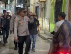 Polsek Sunda Kelapa Melaksanakan Patroli Jalan Kaki di Muara Angke Imbau Warga Waspada Kebakaran saat Mudik