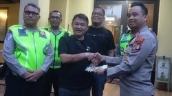Polsek Tambora Serahkan Mobil Box Warga Pekojan Yang Hilang