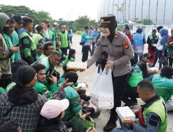 Polres Metro Jakarta Utara Bagikan Makanan untuk Buruh, Kedepankan Pelayanan Humanis di May Day 2026