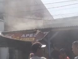 Ngechas Hp Diatas Kasur  Rumah di Kamal Muara Penjaringan Jakut Kebakaran