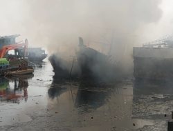 Tiga Kapal Nelayan di Dermaga Mangroove Muara Angke Ludes Terbakar