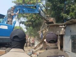 Belasan Bangunan Liar di Tanggul Kapuk Cengkareng Ditertibkan, Meski Sempat Dapat Protes