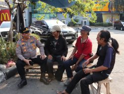 Jaga Jakarta On The Spot, Polsek Kalideres Sambangi Petugas Parkir Hari Hari Swalayan dan Edukasi Kamtibmas