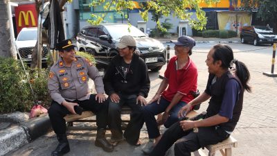 Jaga Jakarta On The Spot, Polsek Kalideres Sambangi Petugas Parkir Hari Hari Swalayan dan Edukasi Kamtibmas