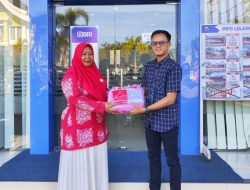 BRI Cabang Painan Dukung Gerakan Pembagian Bendera Merah Putih Sambut HUT ke-81 Kemerdekaan RI