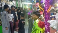 Puluhan Pohon Tiriq Dari Adat Sulsel Hiasi Perayaan Maulid Nabi di Jalan Inspeksi Kali Duri Pejagalan Jakut