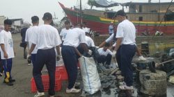 HUT KKP ke 27, Pelabuhan Nizham Zachman Muara Baru Lakukan Pembersihkan Sampah Laut
