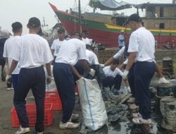 HUT KKP ke 27, Pelabuhan Nizham Zachman Muara Baru Lakukan Pembersihkan Sampah Laut